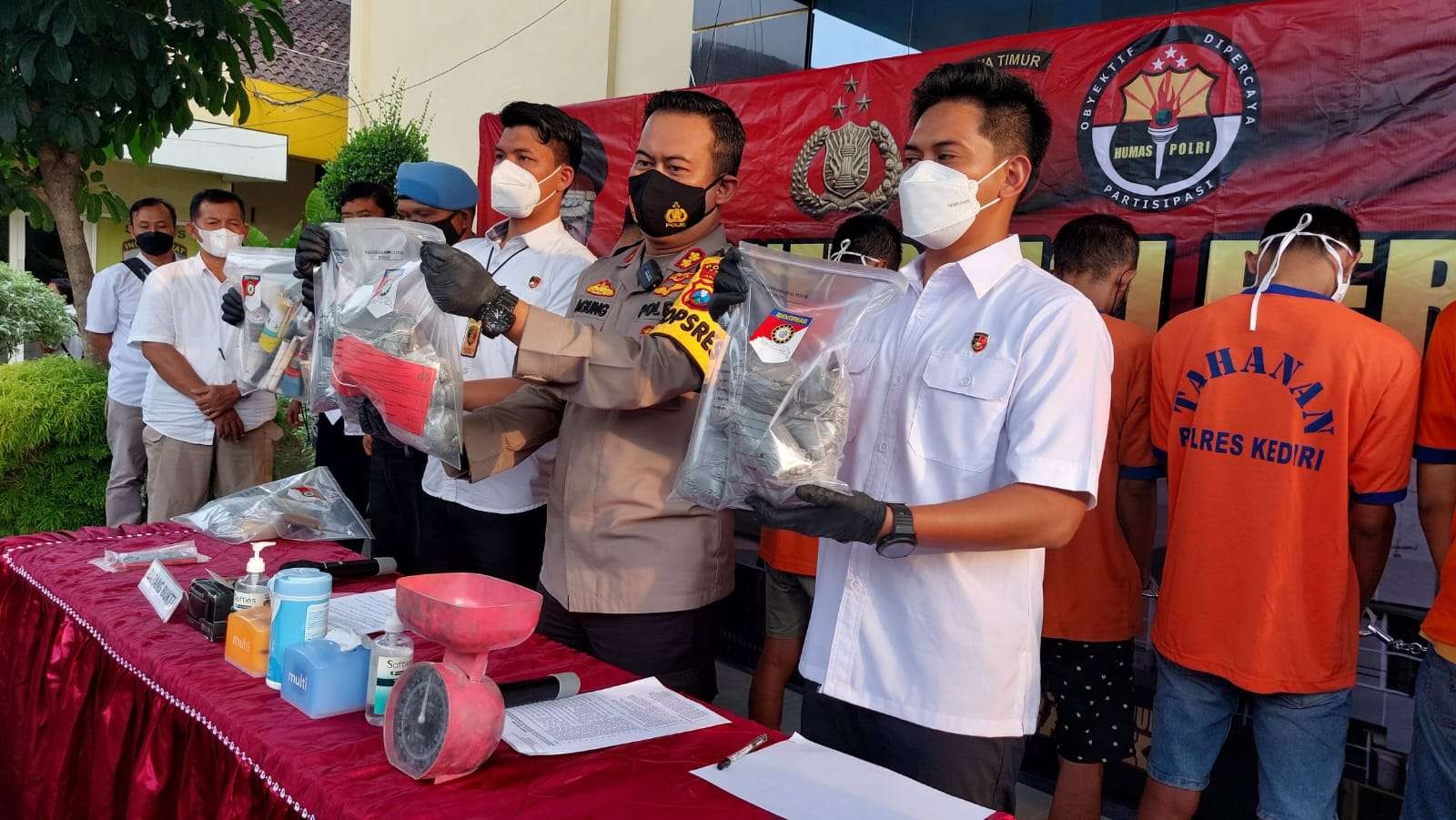 Polres Kediri menetapkan lima tersangka kasus ledakan mercon. Tiga orang masih di bawah umur. (Foto: Fendhy Plesmana/Ngopibareng.id)