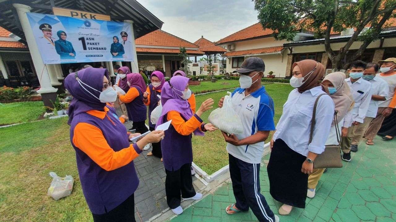 3.500 Aparatur Sipil Negara (ASN) Pemerintah Kota (Pemkot) Pasuruan memberikan 1 buah paket sembako. Diberikan kepada THL. (Foto: ist)