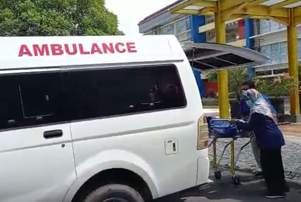 Satu orang korban dievakuasi menggunakan mobil ambulans. (Foto: ist)