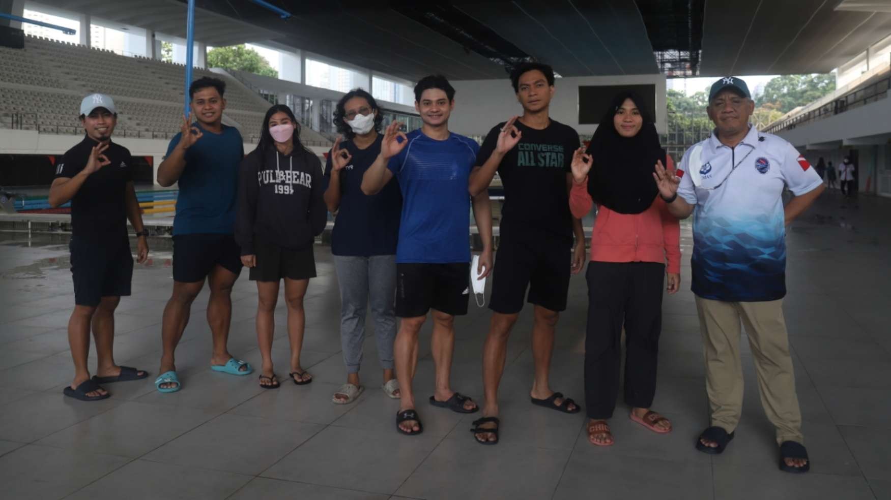 Pelatih Timnas Selam Indonesia, Mokhammad Riyad (kanan) bersama beberapa atlet Selam yang akan turun di Sea Games usai latihan di Stadion Akuatik, Senayan, Jakarta. (Foto: Fariz Yarbo/Ngopibareng.id)