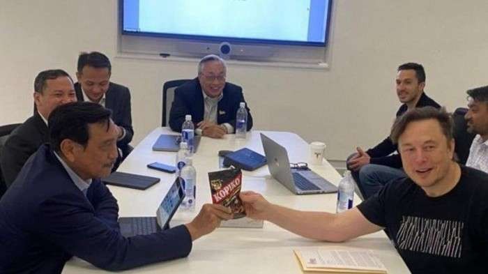 Menko Marves RI, Luhut Pandjaitan dan Elon Musk pegang bungkus permen Kopiko produksi Mayora. (Foto: Istimewa)