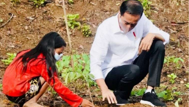 Presiden Joko  Widodo bersama penati kecil (foto: Setpres)