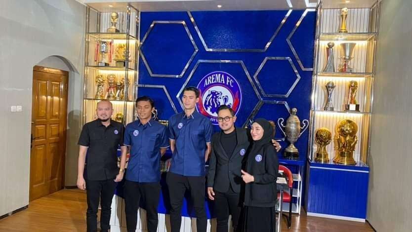 Dua pemain baru Arema FC, Irsyad Maulana (dua dari kiri) dan Syaeful Anwar (tiga dari kiri) saat diperkenalkan oleh Manajemen Singo Edan. (Foto: Lalu Theo/Ngopibareng.id)