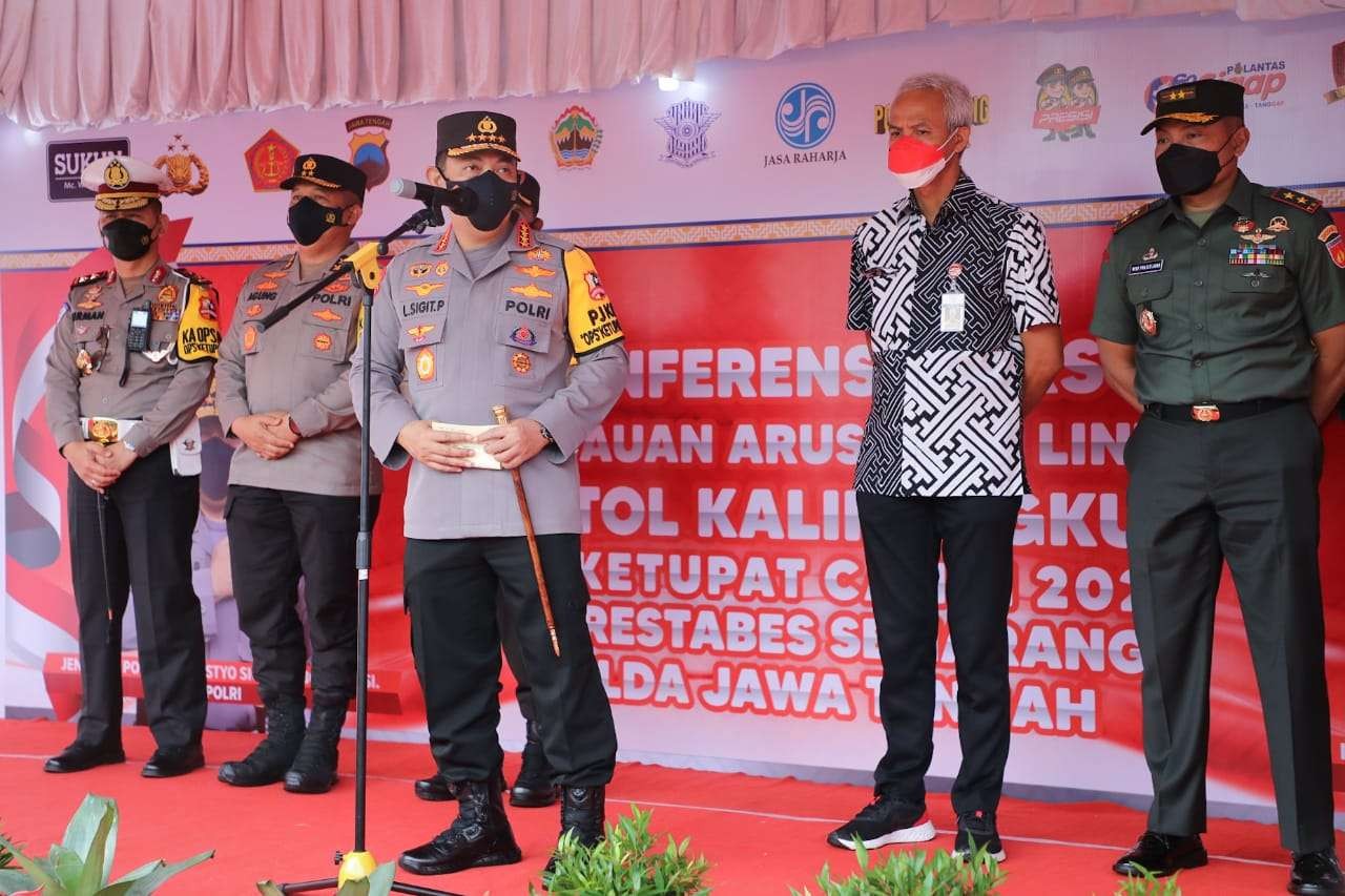 Gubernur Ganjar dampingi Kapolri Jenderal Listyo Sigit tinjau jalur mudik di Jateng. (Foto: Dok Jateng)