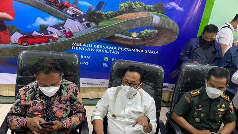 Walikota Malang, Sutiaji (tengah) saat berada di Depo Pertamina di daerah Comboran. (Foto: Lalu Theo/Ngopibareng.id)