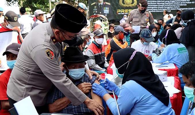 Polres Bondowoso berbagi zakat fitrah beras sekaligus vaksinasi Covid-19 kepada tuakng becak dan warga kurang mampu. (Foto: Guido Saphan/Ngopibareng.id)