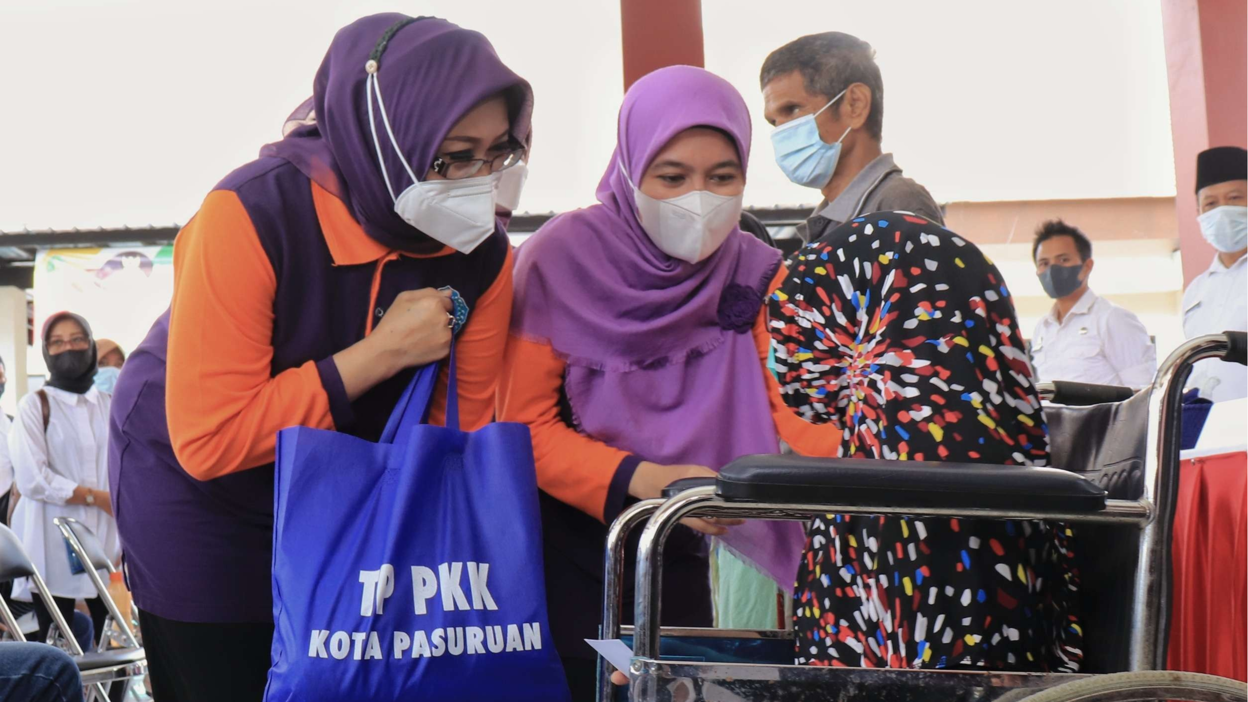 Ketua Tim Penggerak PKK Kota Pasuruan, Fatma Saifullah Yusuf memberikan bingkisan untuk penyandang disabilitas. (Foto: Istimewa)