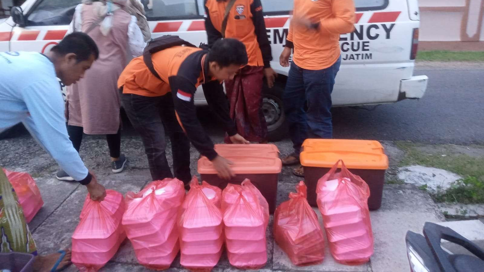 Wana Rescue Kediri Raya mengajak Orang Dengan Gangguan Jiwa buka puasa bersama. (Foto: Istimewa)