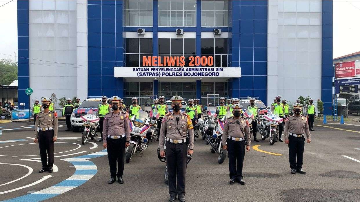 Tim Speed Meliwis Putih Satlantas Polres Bojonegoro saat upacara di Mapolres Bojonegoro Kamis 28 April 2022.(Foto: Dok Humas Polres Bojonegoro)