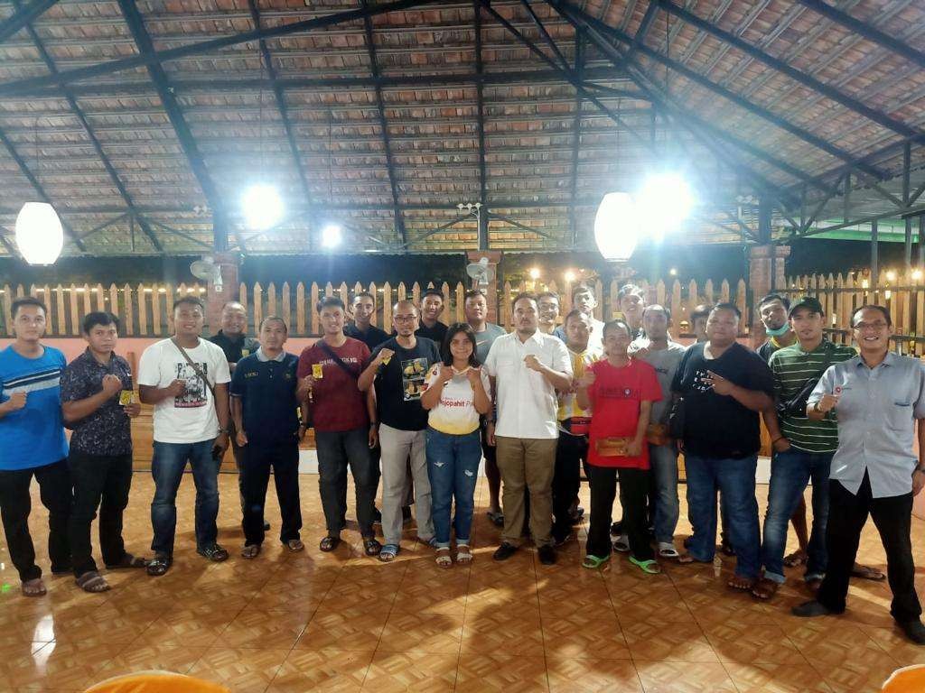 Presiden Tim AC Majapahit, Raja Siahaan (tengah) bersama pegiat sepak bola Mojokerto. (Foto: Istimewa)