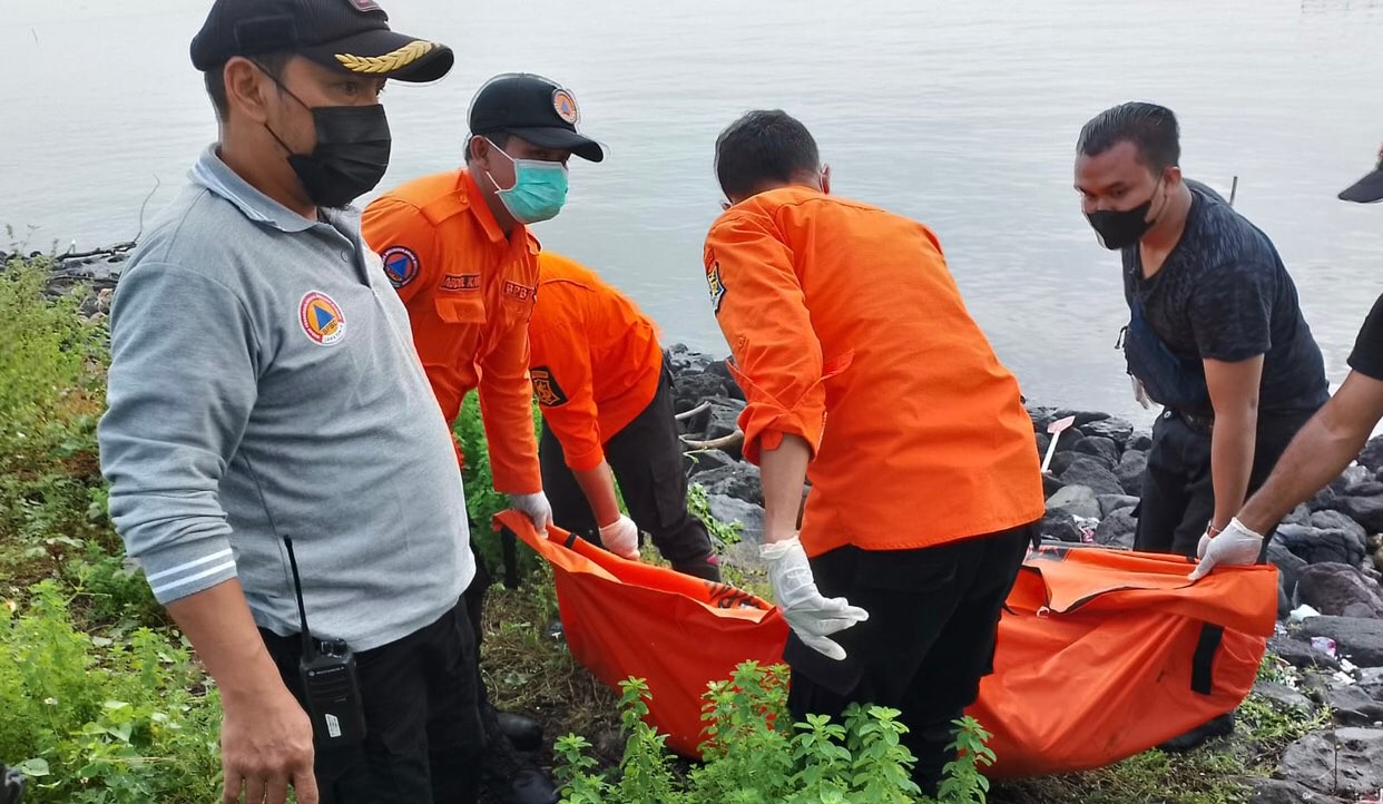 Evakuasi jenazah tanpa identitas di Pantai Kenjeran (Foto: Call Center 112)