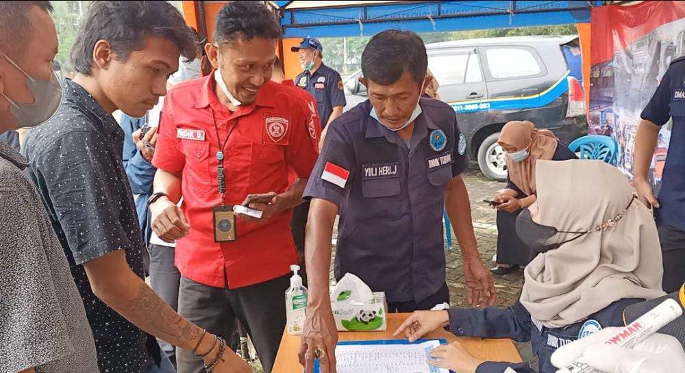 Puluhan sopir angkutan umum menjalani tes urine di Terminal Kambang Putih Tuban (Khoirul Huda/Ngopibareng.id)