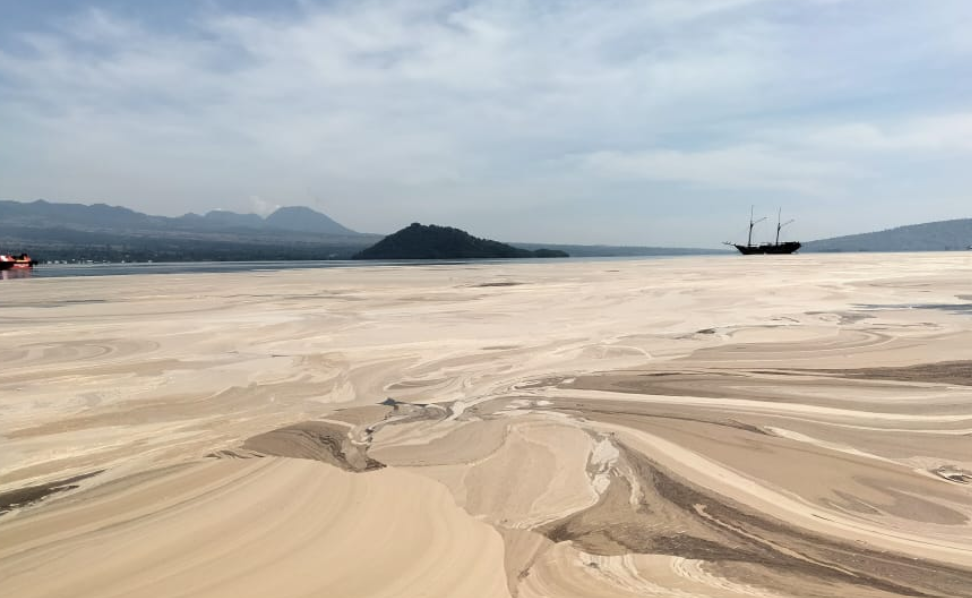 Fenomena berbeda terlihat di Pantai Amahami, Teluk Bima, Kota Bima, Nusa Tenggara Barat (NTB). Permukaan lautnya tertutup busa coklat. (Foto: mongabay)