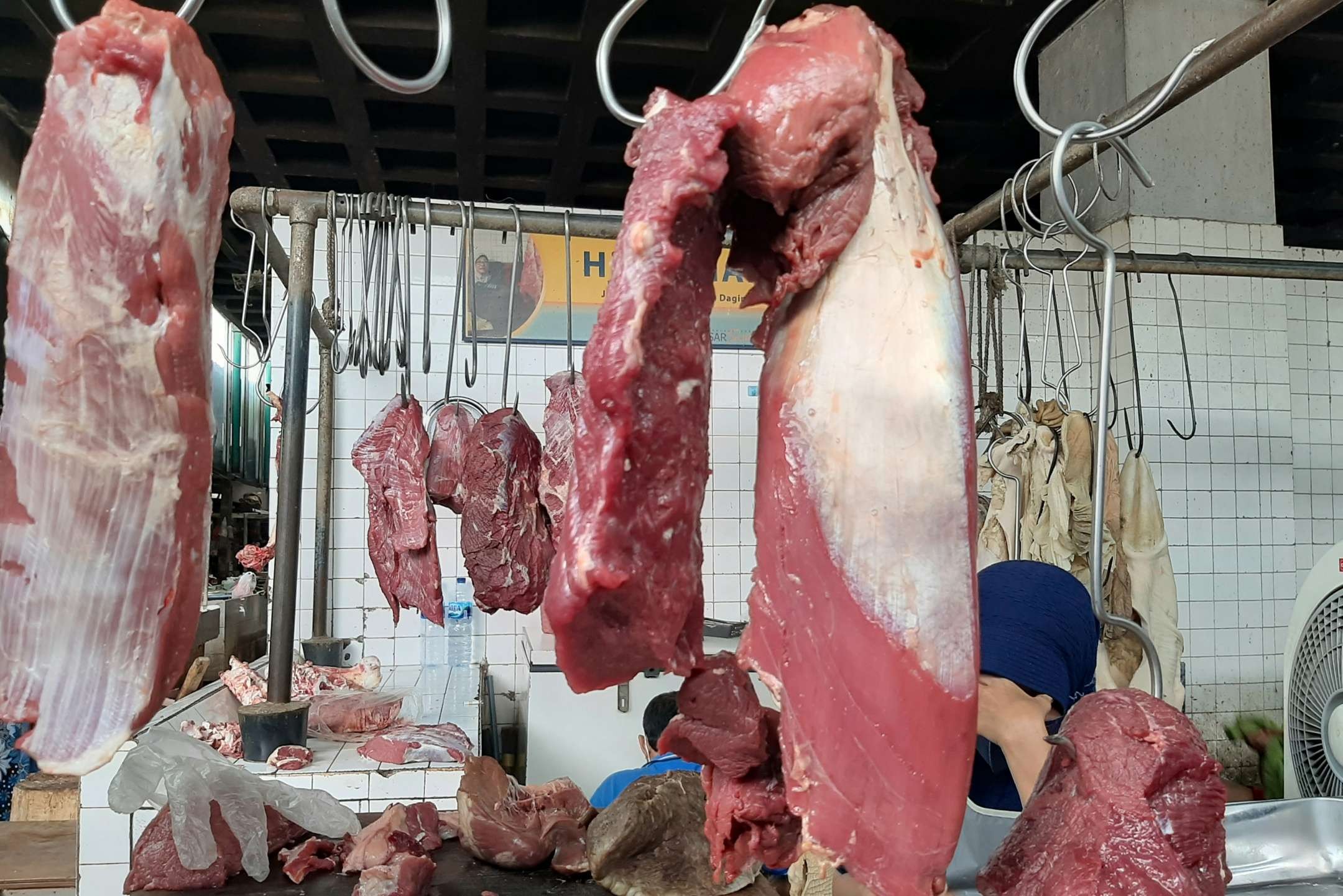 Penjual daging sapi di Pasar Pucang Surabaya kebanjiran permintaan jelang lebaran. (Foto: Pita Sari/Ngopibareng.id)