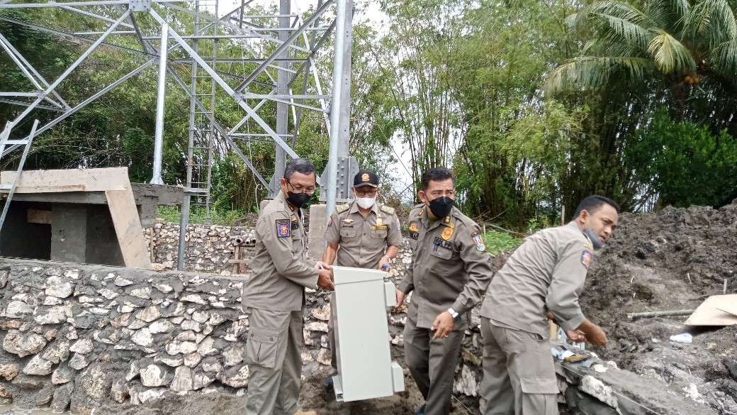 Satpol PP Tuban saat menyita box di salah satu titik pendirian tower provider (Foto: Khoirul Huda/Ngopibareng.id)