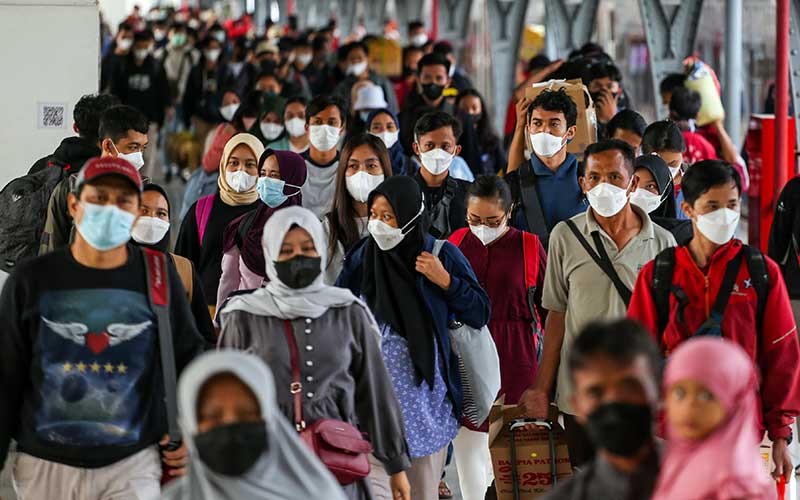 Mudik lebaran menjadi tradisi masyarakat. Di antaranya, menggunakan moda transportasi umum di terminal bus antarkota. (Foto: Istimewa)