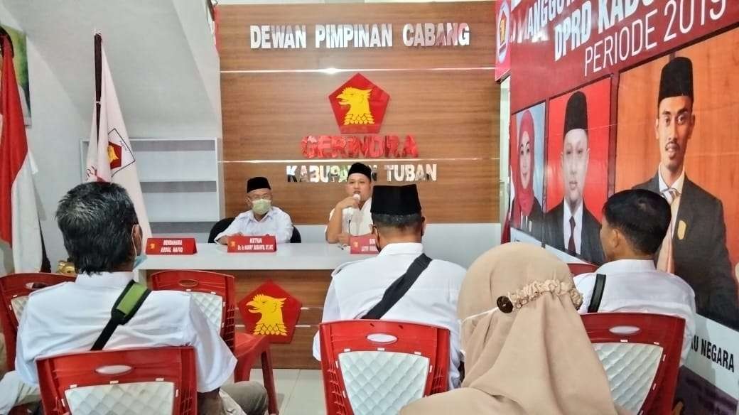 Ketua dan Sekretaris DPC Partai Gerindra Tuban ketika memberikan sambutan di hadapan para kader (Khoirul Huda/Ngopibareng.id)