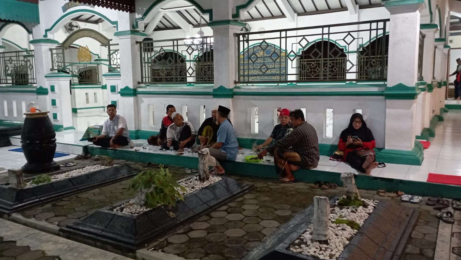 Para peziarah menghabiskan waktu malam likuran di area makam Sunan Pojok, Kamis 29 April 2022. (Foto: Ahmad Sampurno/Ngopibareng.id)