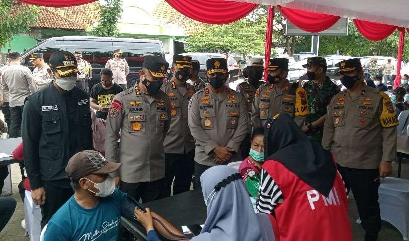 Irwasum Polri bersama rombongan dan Forkopimda Tuban meninjau gerai vaksin di pos pelayanan mudik lebaran (Foto: Khoirul Huda/Ngopibareng.id)