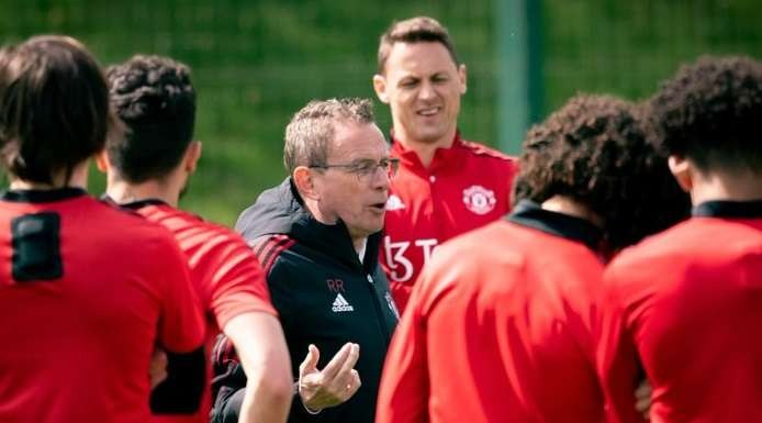 Manajer sementara MU Ralf Rangnick saat memimpin latihan timnya. (Foto: Twitter/@ManUtd)