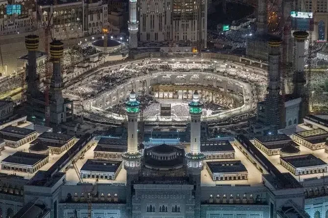 Jamaah Shalat Tarawih di Masjidil Haram meluber. (Foto: arabnews.com)