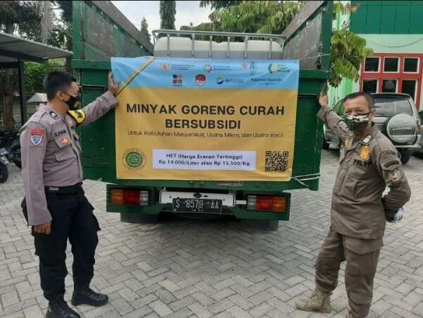 Minyak goreng curah stok untuk lebaran difasilitasi Forkopimda Bojonegoro, Jawa Timur. (Foto: Humas Pemkab Bojonegoro)