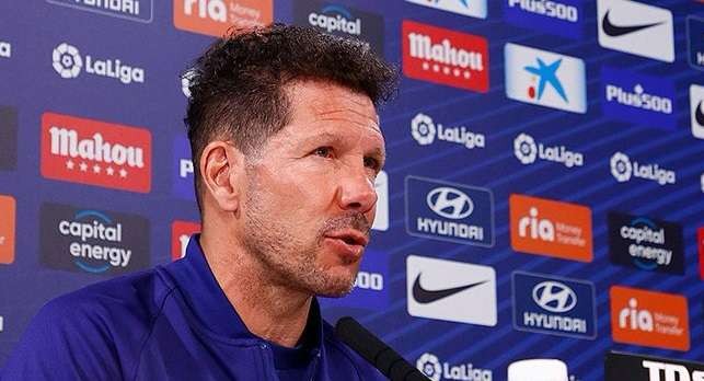 Diego Simeone menjadi korban pelemparan oleh suporter Manchester United saat timnya bermain 1-1 di Old Trafford dalam laga Liga Champions beberapa waktu lalu. (Foto: Twitter/@Atleti)