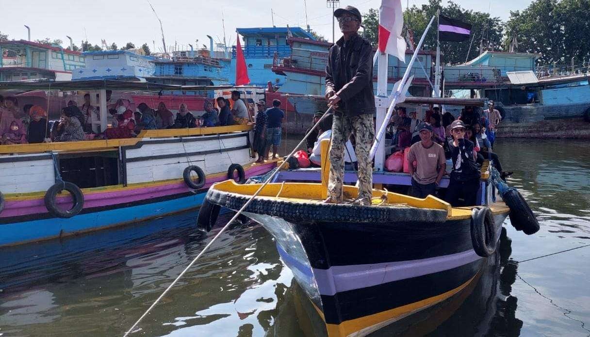 Warga Pulau Giliketapang merapat di dermaga Tanjung Tembaga untuk berbelanja di Kota Probolinggo pada 27 Ramadan (Petolekoran). (Foto: Ikhsan Mahmudi/Ngopibareng.id)