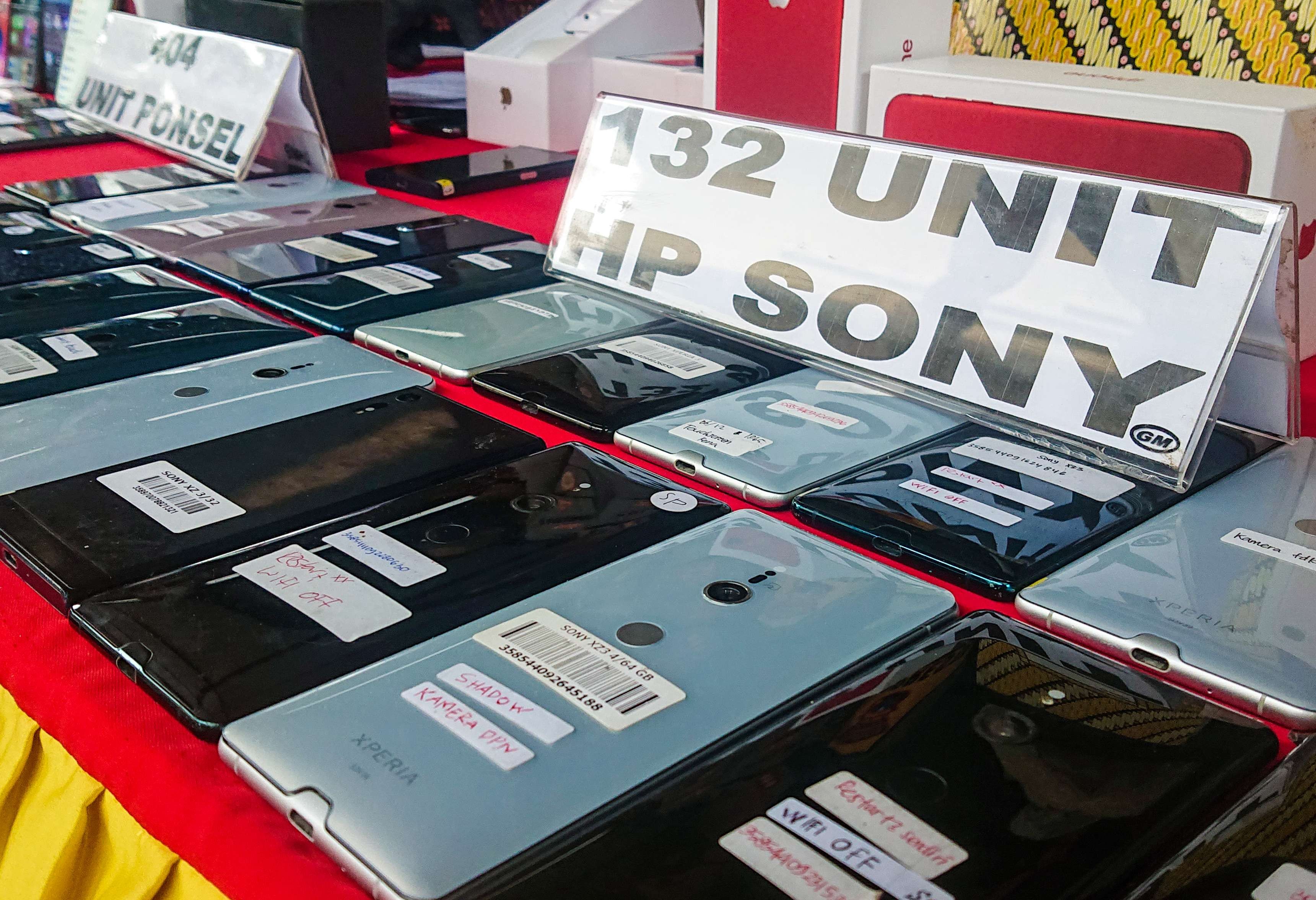 Ratusan barang bukti Hp sony saat dan Iphone saat diamankan Polresta Sidoarjo (Foto: Aini/Ngopibareng.id)