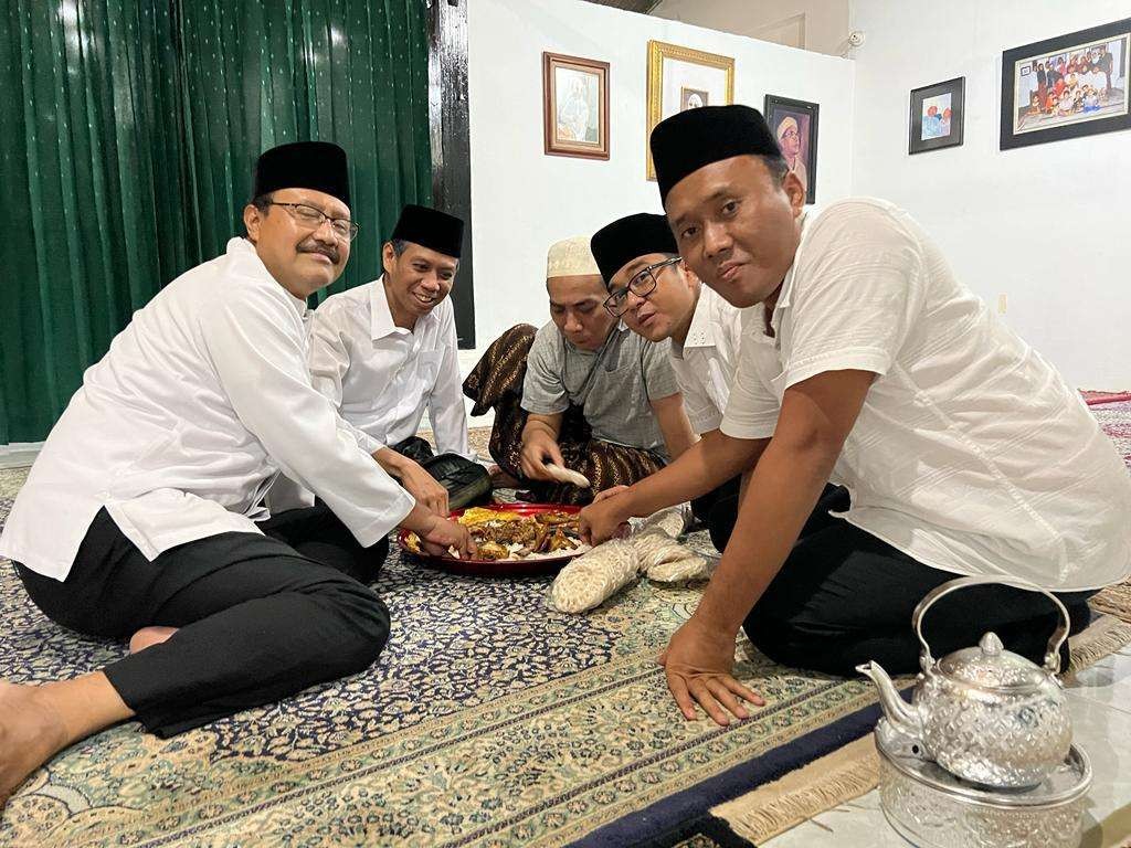 Sekjen PBNU Saifullah Yusuf (Gus Ipul), Ketua PBNU Amin Said Husni dan sejumlah orang menggelar saur bareng sederhana di kediaman Gus Mus di Rembang. (Foto: Rizal Wijaya for Ngopibareng.Id)