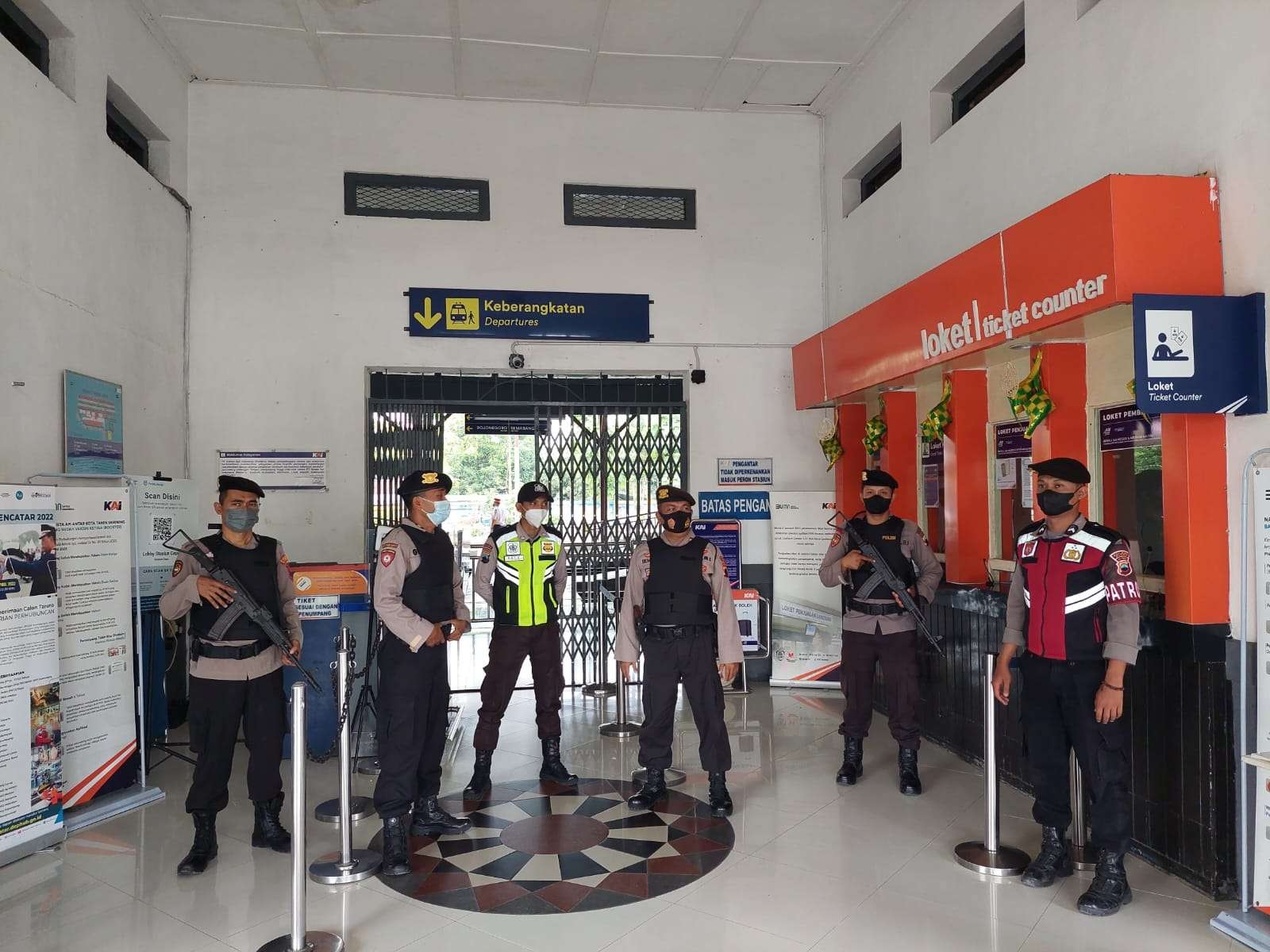 Petugas kepolisian tampak berjaga di Stasiun KA Cepu. (Foto: Ahmad Sampurno/ Ngopibareng.id)