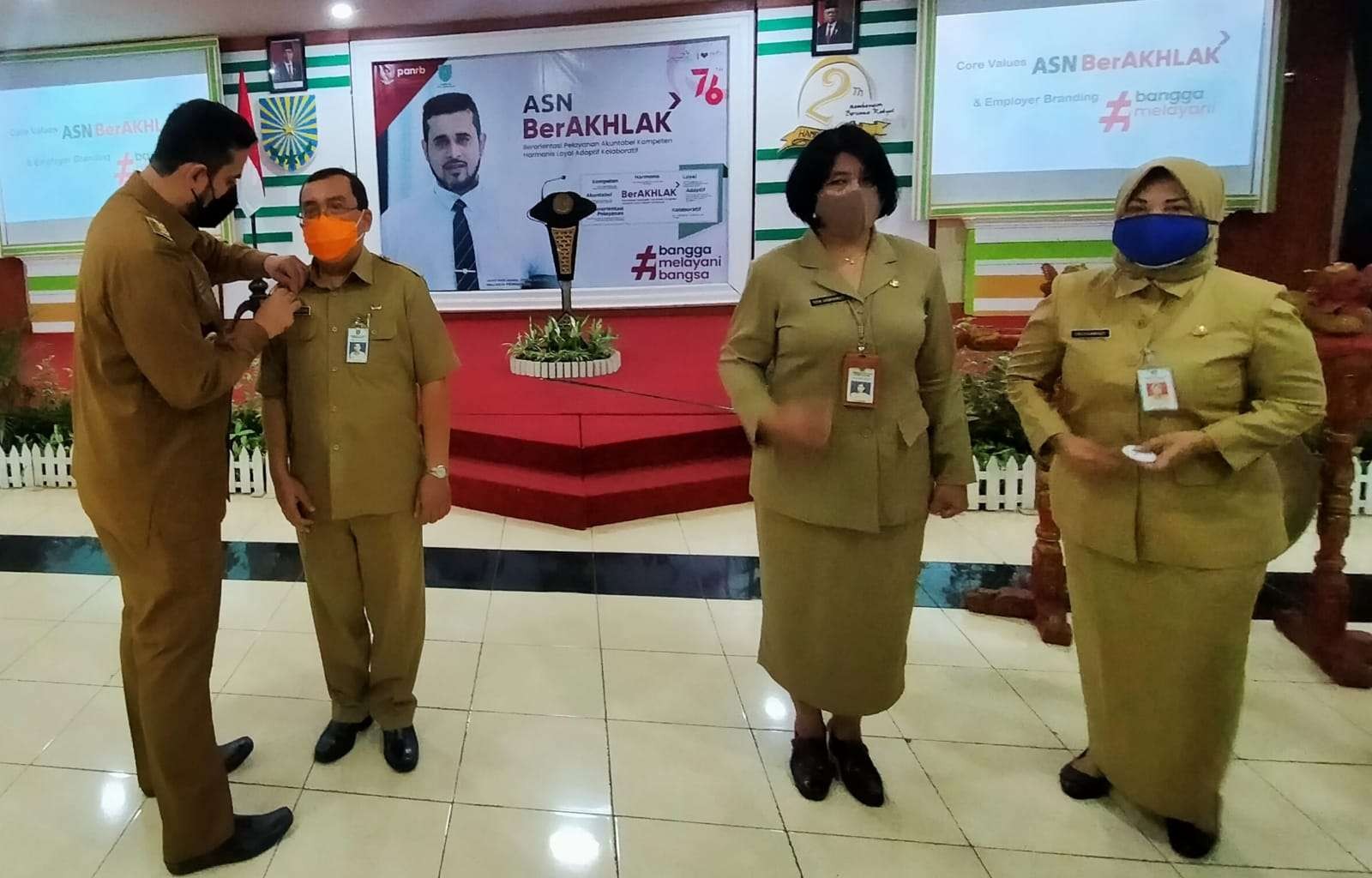 Walikota Habib Hadi Zainal Abidin (kiri) saat melantik ASN di lingkungan Pemkot Probolinggo. (Foto: Ikhsan Mahmudi/Ngopibareng.id)