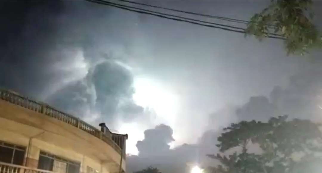 Fenomena intracloud yang terjadi di kawasan Ampel, Surabaya, Jumat 29 April 2022 malam. (Foto: Tangkapan Layar)