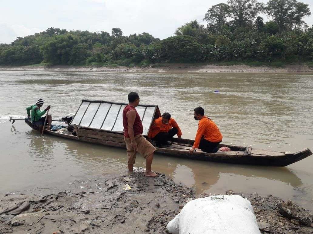 Perahu penambang pasir yang digunakan untuk menaikkan korban setelah mencebur le Sungai Bengawan Solo, Sabtu 30 April 2022.(Foto: dok.BPBD Bojonegoro/Ngopibareng.id)