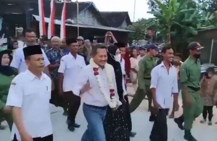 Crazy Rich Grobogan, Joko Suranto pulang kampung bersama keluarga disambut ribuan warga, usai membangun jalan sepanjang 1,8 kilometer senilai Rp 2,8 miliar. (Foto: Istimewa)