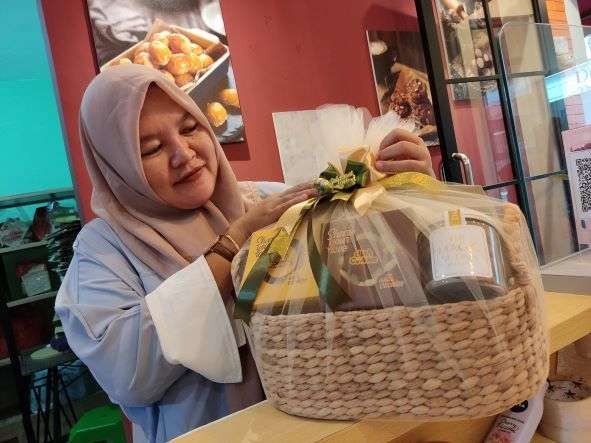 Diah Arfianto pemilik Diah Cookies yang menjalankan usaha jual kue kering. (Foto: Fariz Yarbo/Ngopibareng.id)