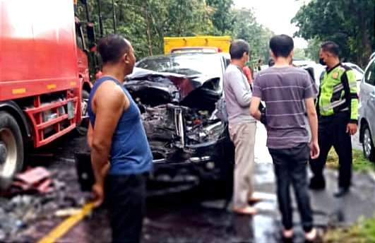 Bodi depan Toyota Innova ringsek akibat adu moncong dengan truk di jalur mudik Lebaran hutan Baluran Situbondo. (foto:guido/ngopibareng.id)