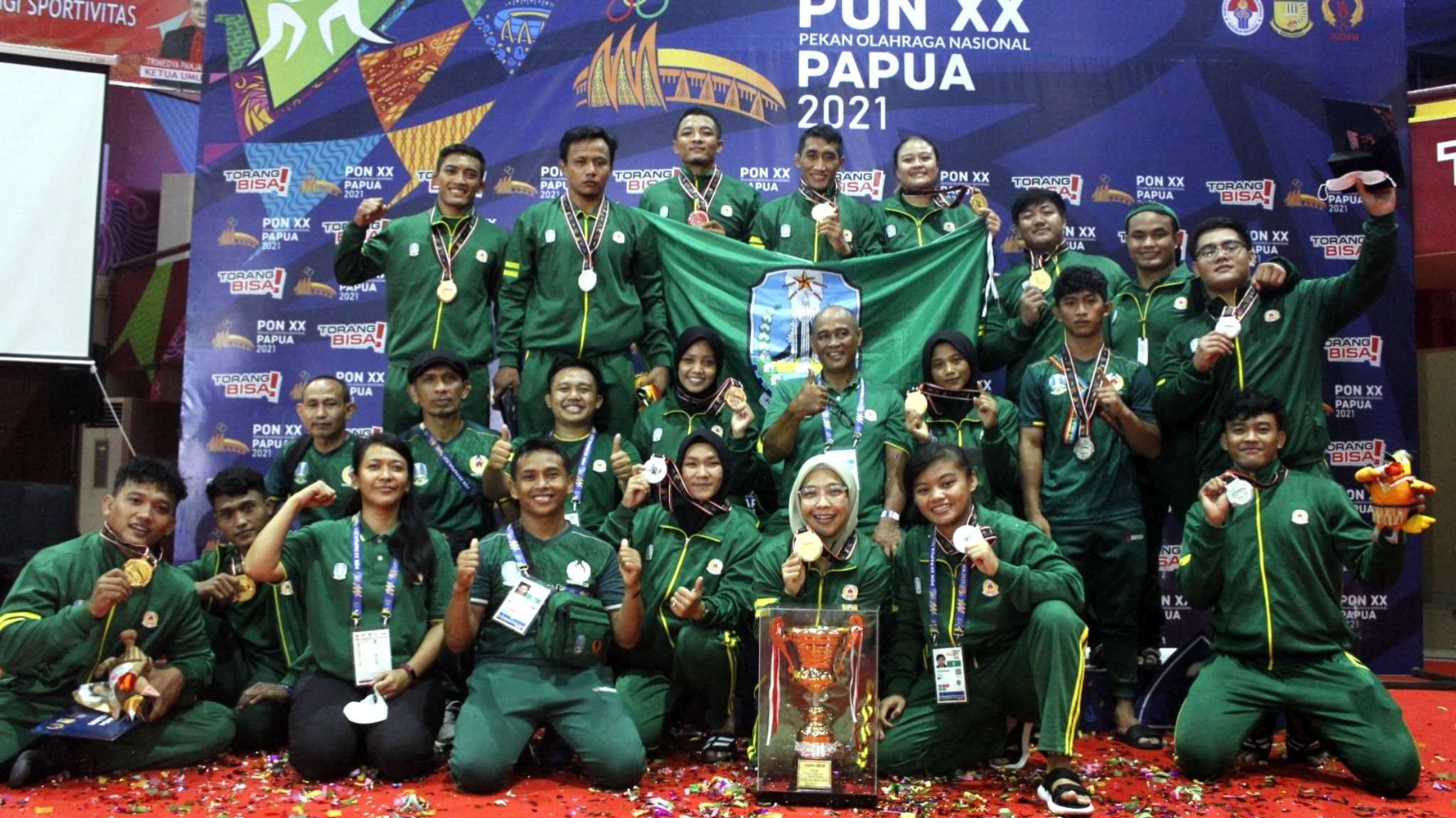 Gulat Jatim saat juara umum di PON XX 2021 Papua. (Foto: Fariz Yarbo/Ngopibareng.id)