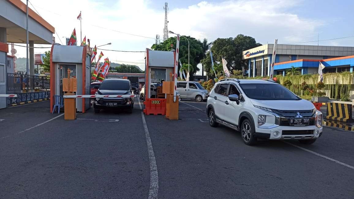 Beberapa kendaraan dari kota besar di Jawa memasuki Pelabuhan Ketapang untuk menyeberang ke Bali (Foto: Muh Hujaini /Ngopibareng.id)