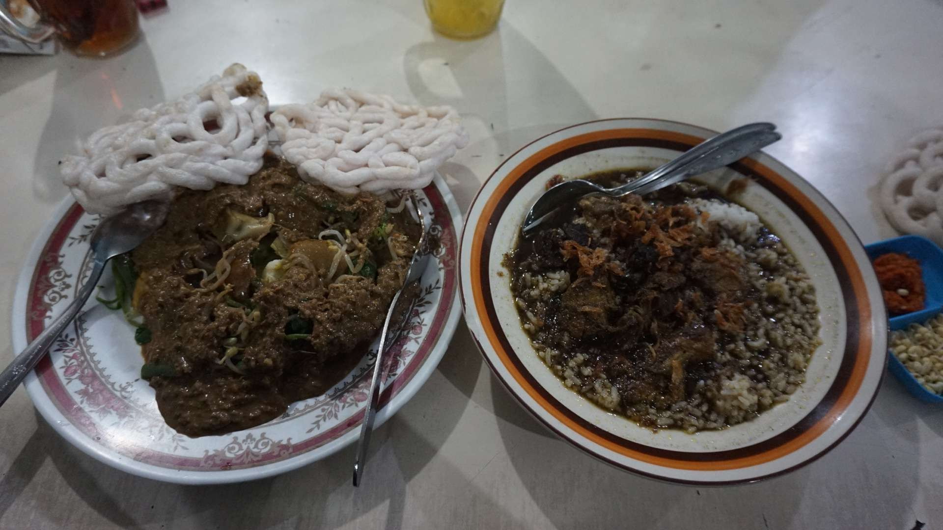 Rujak cingur dan rawon warung Cingur'e Asmuni.(Foto: Deni Lukmantara/Ngopibareng.id)