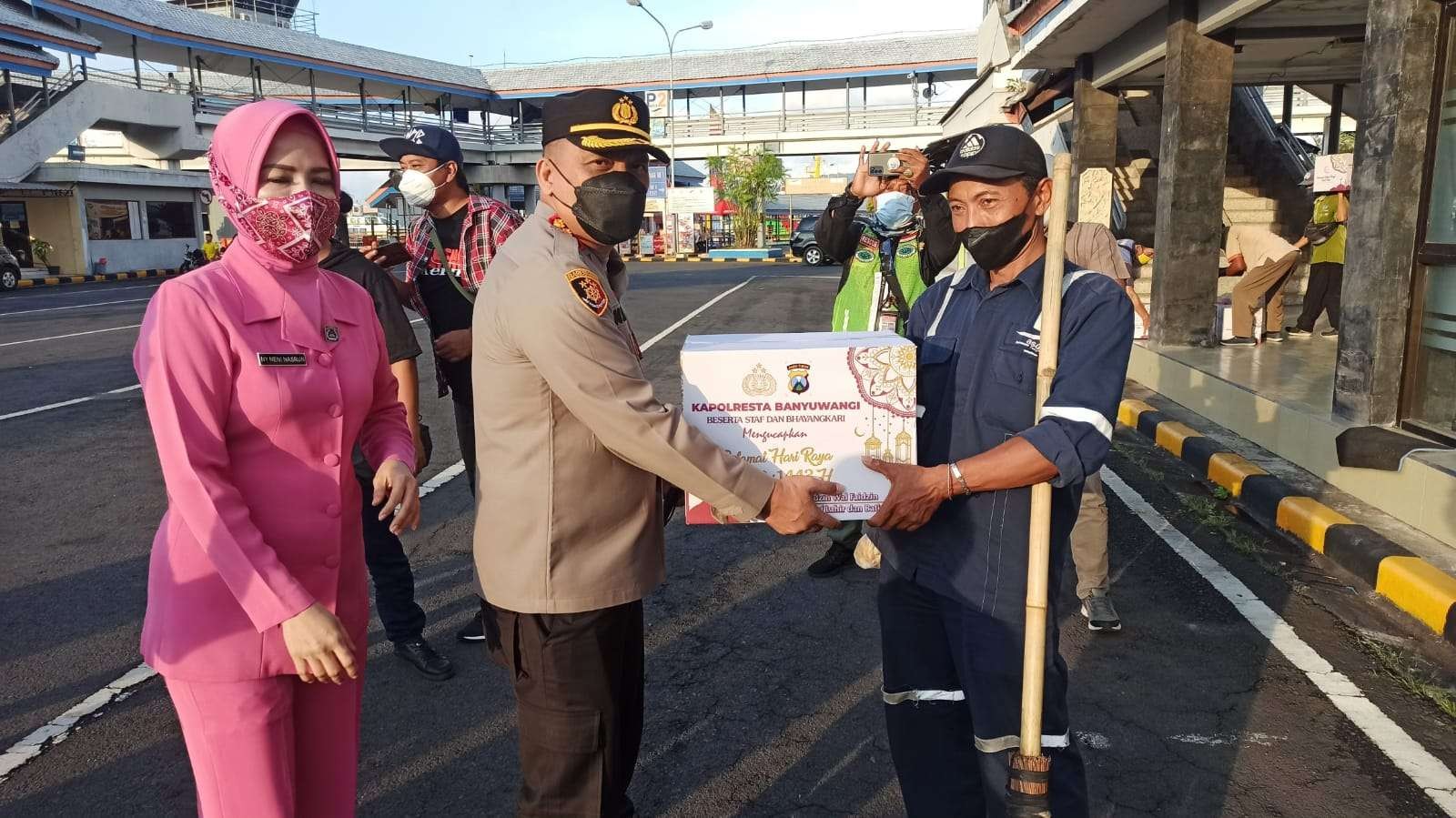 Kapolresta Banyuwangi bersama Ketua Bhayangkari menyerahkan bingkisan lebaran pada seorang tukang sapu di pelabuhan Ketapang (Foto: Muh Hujaini/Ngopibareng,id)