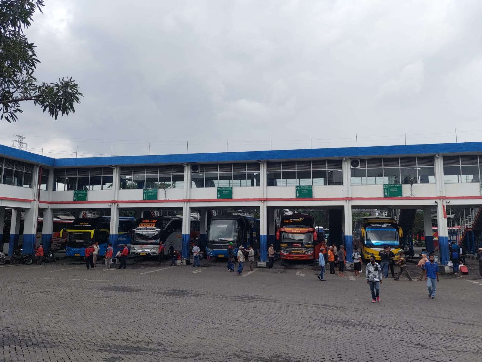 Suasana terminal Purabaya Sabtu, 30 April 2022 siang yang ramai pemudik. (Foto: Pita Sari/Ngopibareng.id)