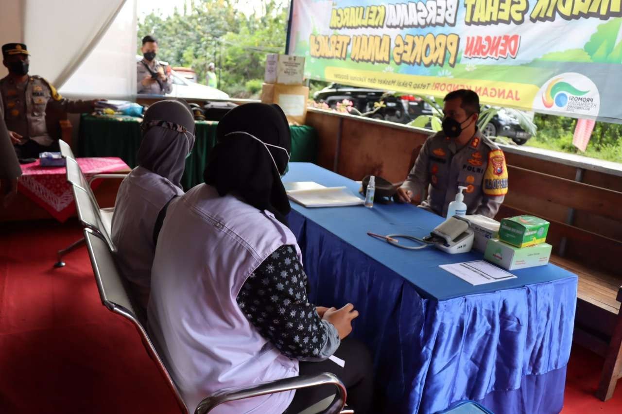 Kapolres Bojonegoro AKBP Muhammad saat pengecekan pos di perbatasan Bojonegoro-Ngawi.(Foto: Humas Polres Bojonegoro)