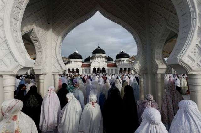 Salat Idul Fitri di Masjid Baiturrahman, Banca Aceh, yang meluber. (Foto: Istimewa)