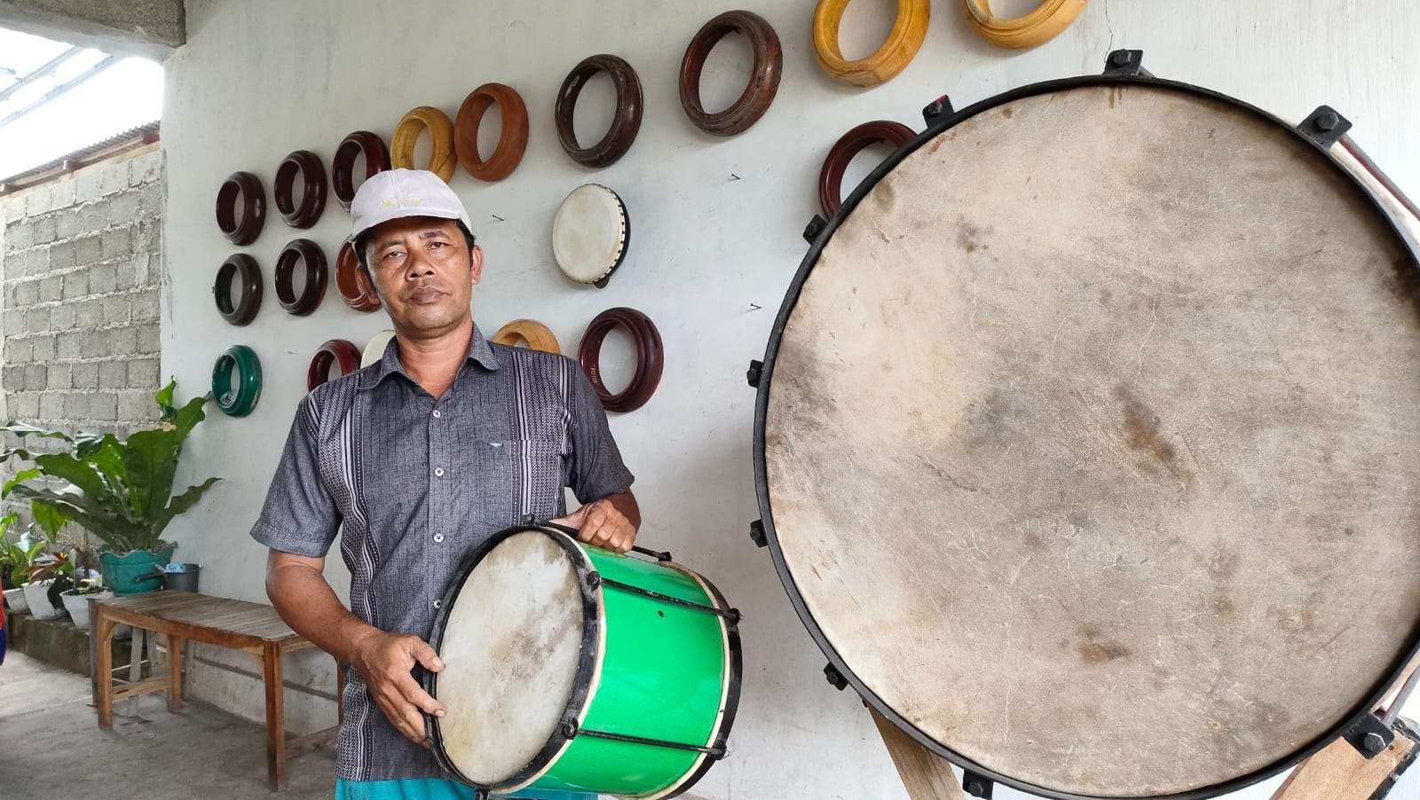 Suhaimi, 50 tahun, perajin alat-alat kesenian seperti  hadrah dan kuntulan, seperti terbang alias rebana, jidor, dan pantus. (Foto: Muh.Jaini/Ngopibareng.id)