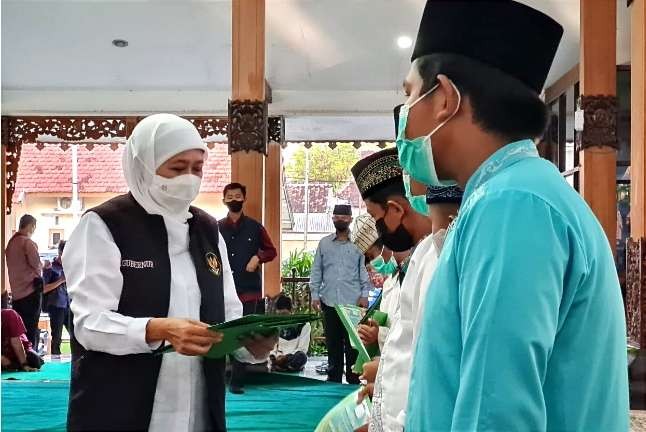 Gubernur Jatim Khofifah Indar Parawansa berbagi santunan Lebaran 2022 kepada 400 anak yatim di Situbondo. (Foto: Guido Saphan/Ngopibareng.id)