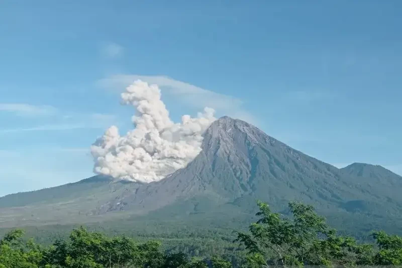 Semeru keluarkan awan panas guguran pada Minggu, 1 Mei 2022. (Foto: Ant)