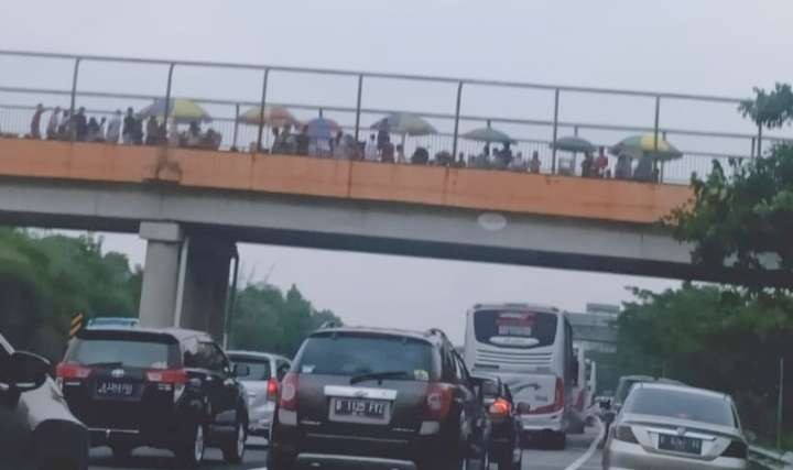 Para pedagang takjil  diJembatan penyebrangan yang melintas di atas jalan tol ( foto: Asmanu Sudarso/ngopibareng.id)