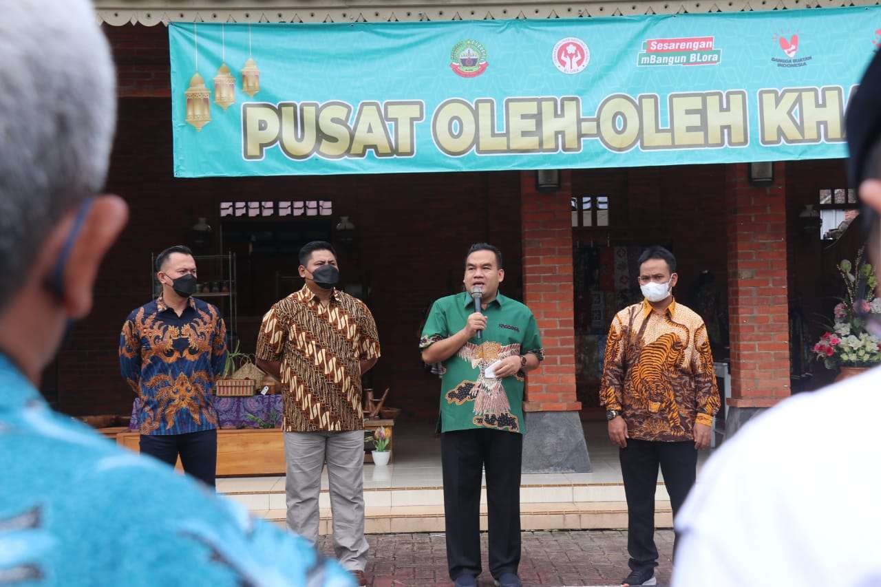 Foto: Bupati Blora saat menyampaikan sambutan dalam peresmian pusat oleh-oleh khas Blora (Ahmad Sampurno/ngopibareng.id)