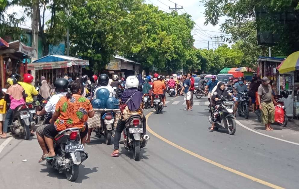 Padat merayap di kawasan Pasar Plaza Cepu. Diduga karena penataan parkir  kendaraan roda 4 yang kurang tepat. (Foto: Ahmad Sampurno/ Ngopibareng.id)